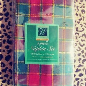 🎅 NWT Festive Plaid Napkins (4) Gold Accents!